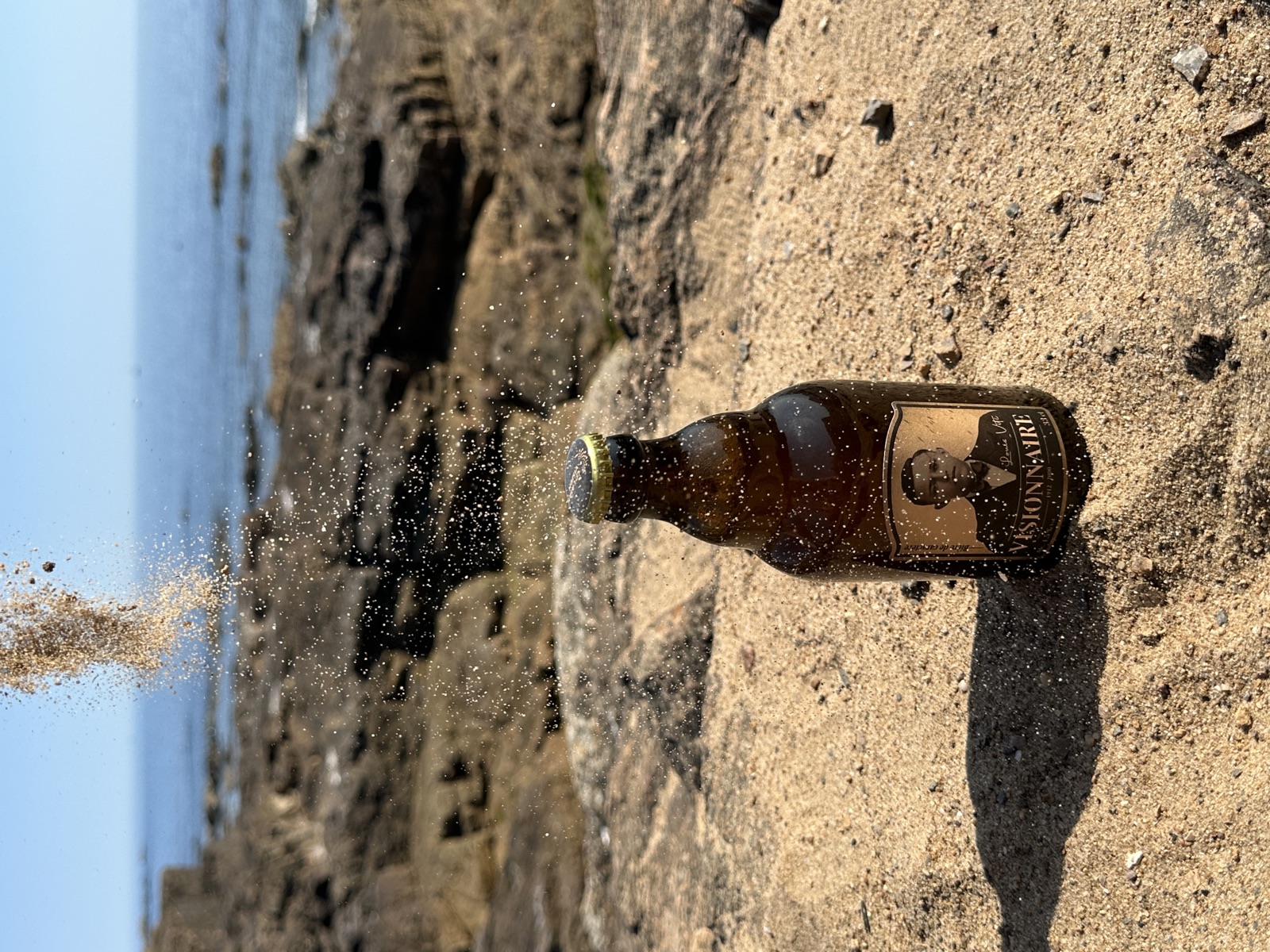 Bouteille Visionnaire sur les rochers de la côte vendéenne